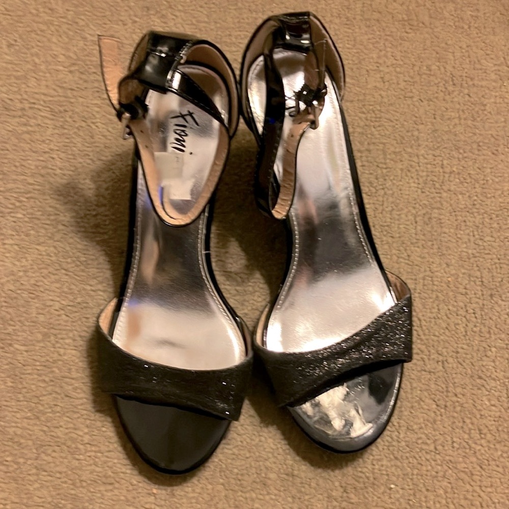 Fioni Black shimmer heel open toe sandals size 6.5 W